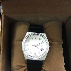 100% authentic Gucci watch! never worn!